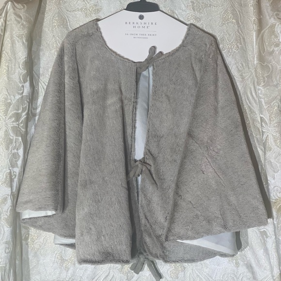 Berkshire Home Tree Skirt - Picture 1 of 4